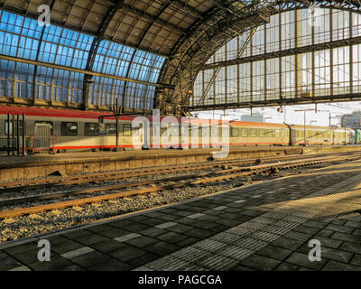 Train en arrivant à une plate-forme à la gare centrale d'Amsterdam en début de matinée Banque D'Images