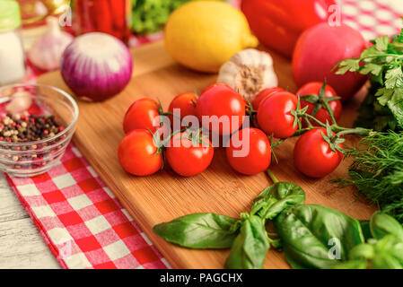 Des légumes sur la table. Banque D'Images