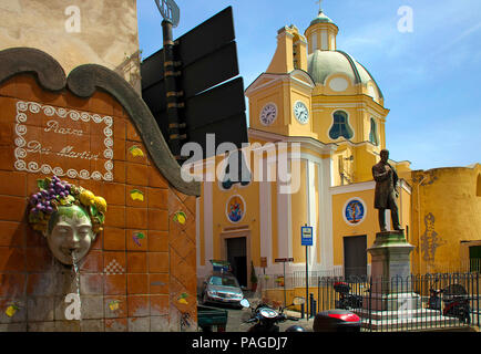 Et bien de memorial Vittorio Scialoia à l'église Chiesa della Madonna delle Grazie, Piazza dei Martiri, Procida, Golfe de Naples, Italie Banque D'Images