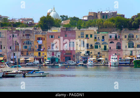 Des maisons de pêcheurs de Marina Grande, l'île de Procida, Golfe de Naples, Italie Banque D'Images