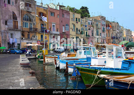 Bateaux de pêche au port de pêche de la Marina Grande, l'île de Procida, Golfe de Naples, Italie Banque D'Images