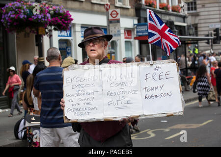 Partisans de la Ligue de défense anglaise assister à un rassemblement à Whitehall où il y avait des heurts avec contre les manifestants de l'anti-organisations fascistes, UK Banque D'Images