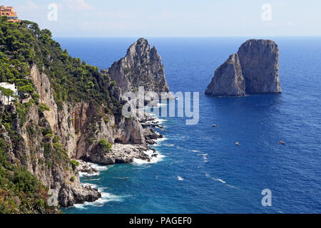 Superbe paysage de célèbres Faraglioni sur l'île de Capri, Italie. Capri est situé sur la mer Tyrrhénienne. Il a été un lieu de villégiature depuis l'époque du roman Banque D'Images