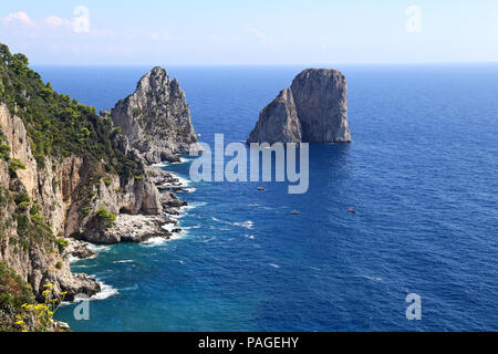 Superbe paysage de célèbres Faraglioni sur l'île de Capri, Italie. Capri est situé sur la mer Tyrrhénienne. Il a été un lieu de villégiature depuis l'époque du roman Banque D'Images