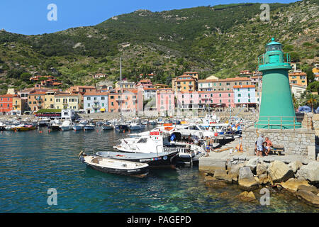 L'île de Giglio, ITALIE - 19 juillet 2014:Bateaux dans le petit port de l'île de Giglio, la perle de la mer Méditerranée, Toscane - Italie Banque D'Images