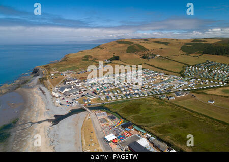 Vue aérienne de Clarach Bay holiday camp, près d'Aberystwyth, Pays de Galles, à la recherche, l'onm un après-midi d'été, montrant les champs desséchés brûlée à cause de la longue période de temps sec à l'été 2018 Photo prise par l'opérateur de drone sous licence UK CAA Banque D'Images