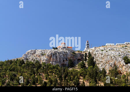 Eglise Aghios Savvas en hauteur sur la colline surplombant la ville de Pothia, Kalymnos Kalimnos, ou des îles du Dodécanèse, Grèce. Banque D'Images