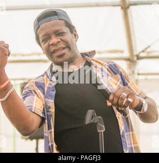 Kent, UK. 21 juillet, 2018. 21 juillet 2018 - Festival de musique de Vicaires Picnic - Jour 2 Performance dans la comédie tente - artiste Stephen K Amos Glamourstock glamourstock Crédit : Crédit/Alamy Live News Banque D'Images