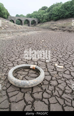 Le Lancashire, Royaume-Uni. 21 juillet 2018. Le réservoir est à l'affiche des niveaux très bas en raison d'une longue période sèche, et est montré ici après 2 jours de pluie. United Utilities qui possèdent le réservoir l'intention d'introduire une interdiction d'arrosage à partir du 5 août 2018. Le réservoir alimente Liverpool via une série de réservoirs dans la région de Rivington, qui ont récemment été utilisé pour fournir de l'eau à la lutte contre les hélicoptères feux Winter Hill. Le pont est le pont Balance, qui enjambe la rivière Yarrow, qui doit normalement s'écouler par-la dans le réservoir. Credit : Phil Taylor/Alamy Live News Banque D'Images