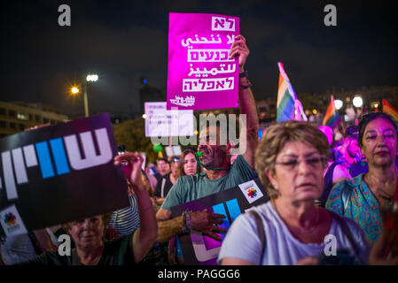 Jérusalem, Israël. 22 juillet, 2018. Un manifestant est titulaire d'une plaque anti-discrimination qu'il prend part à une manifestation contre l'adoption d'une loi qui élargit l'admissibilité à la maternité de substitution à l'Etat d'inclure les femmes célibataires mais exclut les hommes célibataires et les couples homosexuels, à la place de Paris à Jérusalem, le 22 juillet 2018. Photo : Ilia Efimovitch/dpa dpa : Crédit photo alliance/Alamy Live News Banque D'Images