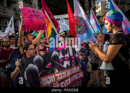 Jérusalem, Israël. 22 juillet, 2018. Les membres de la communauté LGBT mars au cours d'une manifestation contre l'adoption d'une loi qui élargit l'admissibilité à la maternité de substitution à l'Etat d'inclure les femmes célibataires mais exclut les hommes célibataires et couples gays, à Jérusalem, le 22 juillet 2018. Photo : Ilia Efimovitch/dpa dpa : Crédit photo alliance/Alamy Live News Banque D'Images