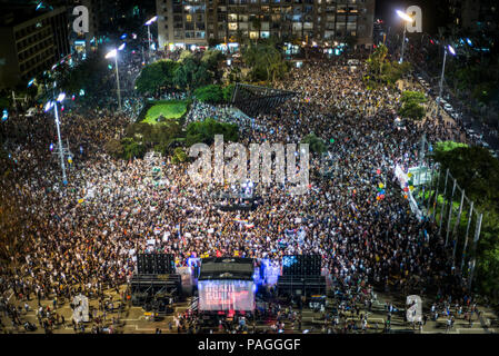 Jérusalem, Israël. 22 juillet, 2018. Une vue générale de la Place de Paris lors d'une démonstration par les membres de la communauté LGBT contre l'adoption d'une loi qui élargit l'admissibilité à la maternité de substitution à l'Etat d'inclure les femmes célibataires mais exclut les hommes célibataires et couples gays, à Jérusalem, le 22 juillet 2018. Photo : Ilia Efimovitch/dpa dpa : Crédit photo alliance/Alamy Live News Banque D'Images