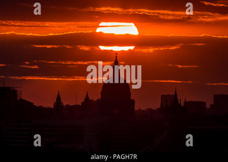Londres, Royaume-Uni. 22 juillet, 2018. Météo France : coucher de soleil spectaculaire sur la Cathédrale St Paul, au centre de Londres. Crédit : Guy Josse/Alamy Live News Banque D'Images