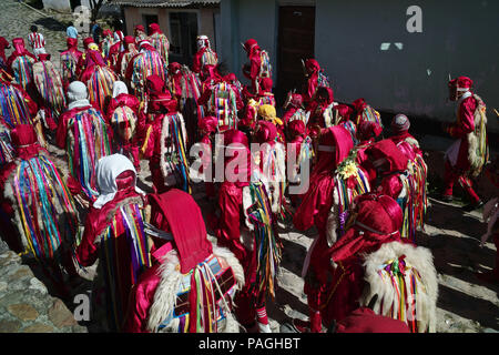 Atanquez, Cesar, Colombie. 31 mai, 2018. Au pied de les neiges de la Sierra Nevada, dans le territoire des Indiens Kankuamo, une célébration de la fête chrétienne de Corpus Christi a lieu chaque année. Il nous un événement religieux chrétiens qui coïncide normalement avec le solstice d'été. Démon païen, personnages et lieux sacrés des Indiens d'autres fonctionnalités sont intégrées. précolombien Le rituel représente une lutte entre l'allégorique Dieu et le Diable.'La Danse des démons'' est une ancienne tradition conservée pendant des siècles dans les quelques communautés sur la Colombie's Caribbean c Banque D'Images