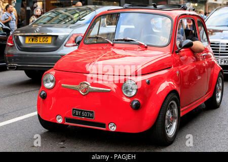 Sloane Street, Londres, Royaume-Uni, le 20 juillet 2018. Un vintage Fiat Cinquecento dans vœux rouge vif la foule. Supercars, haute performance et des voitures classiques, ainsi que quelques adaptations de caractère, s'alignent et conduire le long de Sloane Street pour Supercar Dimanche, qui voit autour de 400 voitures présentes. La rencontre meetup est organisé par Surrey Location rencontrez et sur les médias sociaux. Banque D'Images