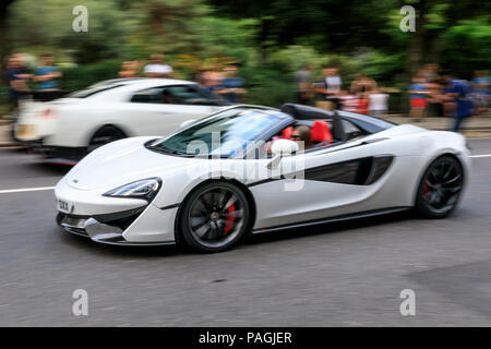 Sloane Street, Londres, Royaume-Uni, le 20 juillet 2018. Supercars, haute performance et des voitures classiques, ainsi que quelques adaptations de caractère, s'alignent et conduire le long de Sloane Street pour Supercar Dimanche, qui voit autour de 400 voitures présentes. La rencontre meetup est organisé par Surrey Location rencontrez et sur les médias sociaux. Banque D'Images