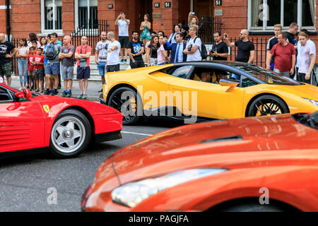 Sloane Street, Londres, Royaume-Uni, le 20 juillet 2018. 'Supercar' tricolore avec une Ferrari rouge au centre.. Supercars, haute performance et des voitures classiques, ainsi que quelques adaptations de caractère, s'alignent et conduire le long de Sloane Street pour Supercar Dimanche, qui voit autour de 400 voitures présentes. Banque D'Images