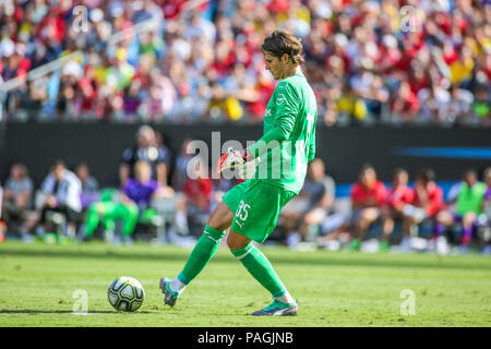 Charlotte, NC, USA. 22 juillet, 2018. Borussia Dortmund gardien Dominik Reimann (35) efface une balle hors de la surface de réparation au cours de l'action de la Coupe des Champions entre le Liverpool FC vs Borussia Dortmund à Charlotte, NC. Jonathan Huff/CSM/Alamy Live News Banque D'Images