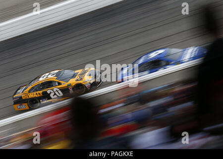 Loudon, New Hampshire, USA. 22 juillet, 2018. Erik Jones (20) batailles pour position au cours du Foxwoods Resort Casino 301 au New Hampshire Motor Speedway de Loudon, New Hampshire. Crédit : Justin R. Noe Asp Inc/ASP/ZUMA/Alamy Fil Live News Banque D'Images