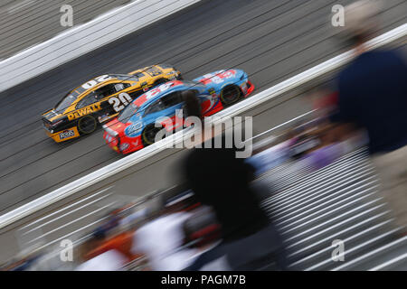 Loudon, New Hampshire, USA. 22 juillet, 2018. Erik Jones (20) batailles pour position au cours du Foxwoods Resort Casino 301 au New Hampshire Motor Speedway de Loudon, New Hampshire. Crédit : Justin R. Noe Asp Inc/ASP/ZUMA/Alamy Fil Live News Banque D'Images