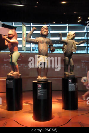 Paris, France. 19 juillet, 2018. De grandes statues de royal le royaume du Dahomey depuis les années 1890-1892 dans le musée du quai Branly · Jacques Chirac. Le Dahomey était un royaume de l'Afrique de l'ouest et prédécesseur de la république moderne du Bénin. Le gouvernement du Bénin affirme que ces statues n'étaient pas de cadeau, mais plutôt de butin de guerre. Credit : Sabine Glaubitz/dpa/Alamy Live News Banque D'Images