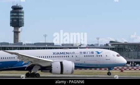 Richmond, Colombie-Britannique, Canada. 2 juillet, 2018. Un XiamenAir (Xiamen Airlines) Boeing 787-8 Dreamliner (B-2762) gros-avion de ligne atterrit à l'Aéroport International de Vancouver. Credit : Bayne Stanley/ZUMA/Alamy Fil Live News Banque D'Images