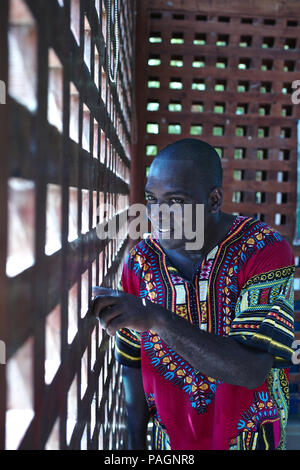 16 juillet 2018 - San Basilio de Palenque, Bolivar, Colombie - Palenquero et musicien Andreus Valdes Torres, directeur de la Casa de la Cultura à Palenque. San Basilio de Palenque a été déclaré les chefs-d'œuvre du patrimoine oral et immatériel de l'humanité par l'UNESCO et est considéré comme la première ville libre en Amérique.Le mot ''palenque'' signifie ''cité'' et le Palenque de San Basilio n'est qu'une des nombreuses communautés de murs qui ont été fondé par des esclaves comme un refuge au xviie siècle.C'est la seule qui a survécu à bien des .traditions musicales et orales ont des racines dans la région de Palenque' Banque D'Images