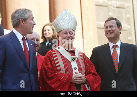 2 octobre 2005 - Washington, DC - Le Président George W. Bush assiste à la 52e assemblée annuelle de la masse Rouge à St Matthews cathédrale. La masse rouge est une tradition qui a lieu le dimanche précédant la session d'ouverture de la Cour suprême. Le service offre des prières spéciales pour la cour et les juges qu'ils commencent à entendre cette session s'est cas. Cette masse est spéciale pour que le nouveau juge en chef John Roberts était présent avec sa femme Jane. La Première dame Laura Bush était présent ainsi que le secrétaire d'État Condoleezza Rice et Chef de Cabinet de la Maison Blanche Andrew Card. Le Cardinal Theodore McCarrick, Archevêque Banque D'Images