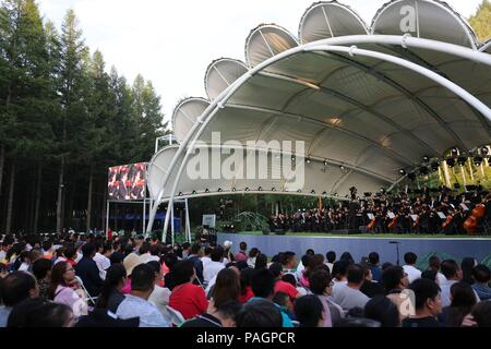 Chengde, Hebei, Chine, 22 juillet 2018. Déménagement la symphonie dans la forêt est une tentative audacieuse, dans l'espoir de donner différentes expériences pour l'auditoire. Les joueurs et spectateurs ont besoin pour surmonter l'interférence de piqûres de moustiques et les arbres forestiers. Costfoto:Crédit/Alamy Live News Banque D'Images