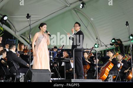 Chengde, Hebei, Chine, 22 juillet 2018. Déménagement la symphonie dans la forêt est une tentative audacieuse, dans l'espoir de donner différentes expériences pour l'auditoire. Les joueurs et spectateurs ont besoin pour surmonter l'interférence de piqûres de moustiques et les arbres forestiers. Costfoto:Crédit/Alamy Live News Banque D'Images