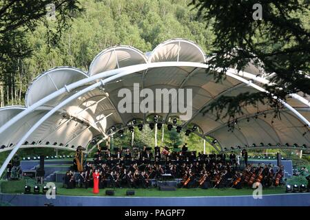 Chengde, Hebei, Chine, 22 juillet 2018. Déménagement la symphonie dans la forêt est une tentative audacieuse, dans l'espoir de donner différentes expériences pour l'auditoire. Les joueurs et spectateurs ont besoin pour surmonter l'interférence de piqûres de moustiques et les arbres forestiers. Costfoto:Crédit/Alamy Live News Banque D'Images