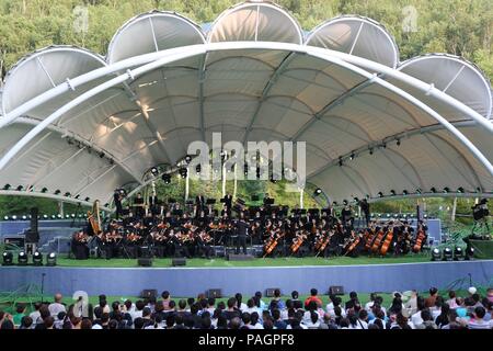 Chengde, Hebei, Chine, 22 juillet 2018. Déménagement la symphonie dans la forêt est une tentative audacieuse, dans l'espoir de donner différentes expériences pour l'auditoire. Les joueurs et spectateurs ont besoin pour surmonter l'interférence de piqûres de moustiques et les arbres forestiers. Costfoto:Crédit/Alamy Live News Banque D'Images