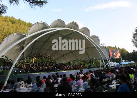 Chengde, Hebei, Chine, 22 juillet 2018. Déménagement la symphonie dans la forêt est une tentative audacieuse, dans l'espoir de donner différentes expériences pour l'auditoire. Les joueurs et spectateurs ont besoin pour surmonter l'interférence de piqûres de moustiques et les arbres forestiers. Costfoto:Crédit/Alamy Live News Banque D'Images