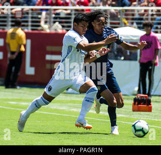 Santa Clara, CA, USA. 22 juillet, 2018. San Jose Earthquakes defender Nick Lima (24) et Manchester United Tahith Chong (44) Bataille pour la balle durant le match amical international entre Manchester United F.C. et San Jose Earthquakes score final 0-0 à Santa Clara en Californie Stade Levi James Thurman/CSM/Alamy Live News Banque D'Images