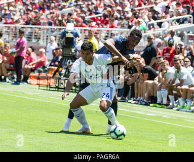 Santa Clara, CA, USA. 22 juillet, 2018. San Jose Earthquakes defender Nick Lima (24) de Manchester United et Anthony Martial (11) Bataille pour la balle durant le match amical international entre Manchester United F.C. et San Jose Earthquakes score final 0-0 à Santa Clara en Californie Stade Levi James Thurman/CSM/Alamy Live News Banque D'Images