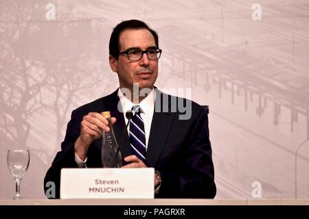 Buenos Aires, Argentine. 22 juillet, 2018. Le Secrétaire au Trésor américain Steven Mnuchin participe à une conférence de presse à la suite de la réunion des ministres des Finances du G20. Les marchés financiers dirigeants ont examiné les effets des récents conflits commerciaux entre la Chine, l'UE et les Etats-Unis. Credit : Claudio Santisteban/dpa/Alamy Live News Banque D'Images