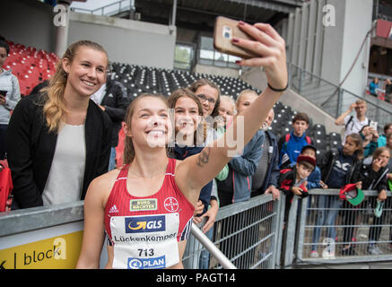 Nuremberg, Allemagne. 21 juillet, 2018. (LuÌckenkemper LUECKENKEMPER Gina gagnant), TSV Bayer 04 Leverkusen, 1e place, rend vos autoportraits avec les fans. La finale des femmes 100m sur 21.07.2018. Championnats d'athlétisme 2018 allemand, à partir de la 20.07. - 22.07.2018 en Nuernberg/Allemagne. Utilisation dans le monde entier | Credit : dpa/Alamy Live News Banque D'Images