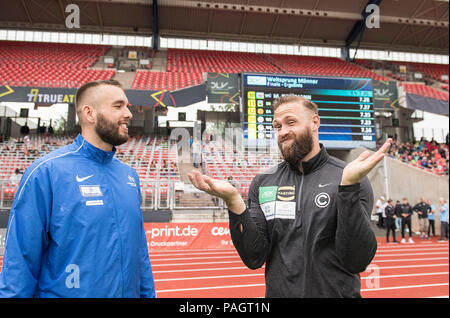 Nuremberg, Allemagne. 21 juillet, 2018. Robert r HARTING. (3ème place/SCC Berlin) avec Daniel JASINSKI (2e place/TV Wattenscheid 01) après la compétition. Les hommes de discus final, sur 21.07.2018. Championnats d'athlétisme 2018 allemand, à partir de la 20.07. - 22.07.2018 en Nuernberg/Allemagne. Utilisation dans le monde entier | Credit : dpa/Alamy Live News Banque D'Images