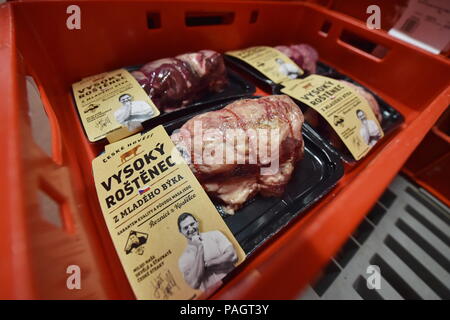 Kostelecke uzeniny, la plus grande entreprise de transformation de la viande tchèque et une unité de groupe Agrofert, soulevées par des ventes de 9  %, pour Kc5.29bn l'année dernière et son bénéfice net a augmenté de 2,5 pour cent à KC80m, l'entreprise a déclaré dans son rapport annuel. Les exportations représentaient quelque 12 pour cent des ventes de l'année dernière. La Slovaquie est la plus importante destination des exportations mais les ventes en Europe de l'Ouest, par exemple le Danemark, les Pays-Bas et la Belgique, aussi bien. 'République tchèque les bovins, en particulier rouge le pâturage du bétail dans les collines, est très appréciée en Europe centrale et du Nord,' le directeur de la société Michal Jedlicka (pas sur th Banque D'Images