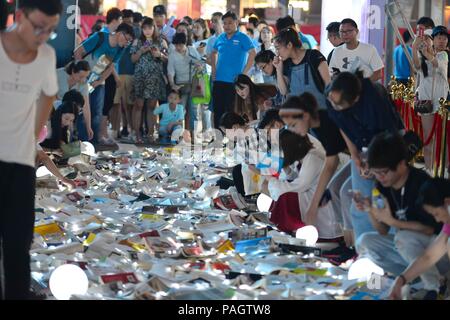 Nanjin, Nanjin, Chine. 23 juillet, 2018. Nanjing, Chine-citoyens obtenez gratuitement des livres lumineux à une campagne à Nanjing, Jiangsu Province de Chine orientale. La campagne de l'appel public à passer plus de temps en lecture. Crédit : SIPA Asie/ZUMA/Alamy Fil Live News Banque D'Images