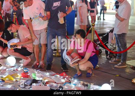 Nanjin, Nanjin, Chine. 23 juillet, 2018. Nanjing, Chine-citoyens obtenez gratuitement des livres lumineux à une campagne à Nanjing, Jiangsu Province de Chine orientale. La campagne de l'appel public à passer plus de temps en lecture. Crédit : SIPA Asie/ZUMA/Alamy Fil Live News Banque D'Images