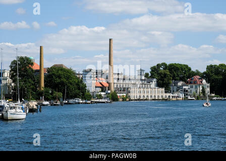 Berlin, Allemagne. 15 juillet, 2018. Sur Berlin's Brasserie "citoyen", qui a été fermé le 01 mars 2010 et est maintenant un musée de la brasserie, dans le lac Mueggelsee à Friedrichshagen.- PAS DE CRÉDITS DE SERVICE FIL : Jens Kalaene Zentralbild-/dpa/dpa/Alamy Live News Banque D'Images