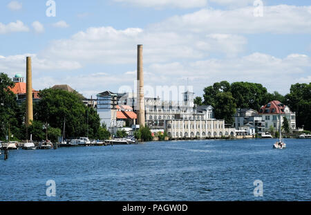 Berlin, Allemagne. 15 juillet, 2018. Sur Berlin's Brasserie "citoyen", qui a été fermé le 01 mars 2010 et est maintenant un musée de la brasserie, dans le lac Mueggelsee à Friedrichshagen.- PAS DE CRÉDITS DE SERVICE FIL : Jens Kalaene Zentralbild-/dpa/dpa/Alamy Live News Banque D'Images