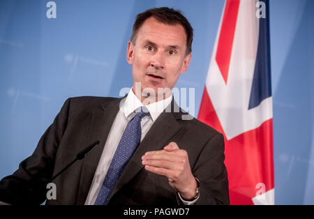 Berlin, Allemagne. 23 juillet, 2018. Secrétaire des affaires étrangères britannique Jeremy Hunt parle lors d'une conférence de presse sur les entretiens bilatéraux qu'il a eues avec le ministre des Affaires étrangères allemand Heiko Maas du Parti Social-démocrate (SPD). Crédit : Michael Kappeler/dpa/Alamy Live News Banque D'Images