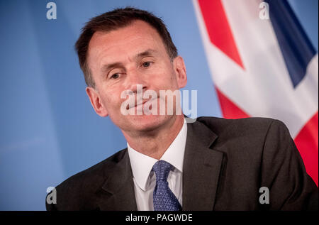 Berlin, Allemagne. 23 juillet, 2018. Secrétaire des affaires étrangères britannique Jeremy Hunt parle lors d'une conférence de presse sur les entretiens bilatéraux qu'il a eues avec le ministre des Affaires étrangères allemand Heiko Maas du Parti Social-démocrate (SPD). Crédit : Michael Kappeler/dpa/Alamy Live News Banque D'Images