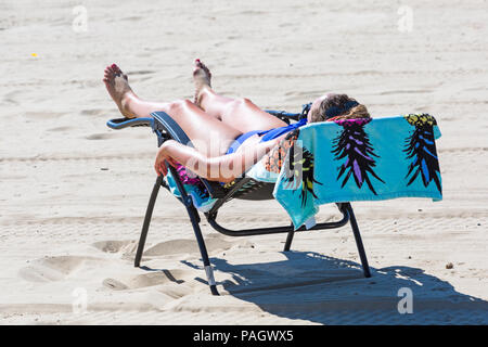 Bournemouth, Dorset, UK. 23 juillet 2018. Météo France : la canicule se poursuit à la hausse des températures sur une brulante et journée ensoleillée à plages de Bournemouth avec ciel bleu et soleil ininterrompue. La station de tête Sunseekers pour prendre le soleil. Femme de soleil à la plage. Credit : Carolyn Jenkins/Alamy Live News Banque D'Images