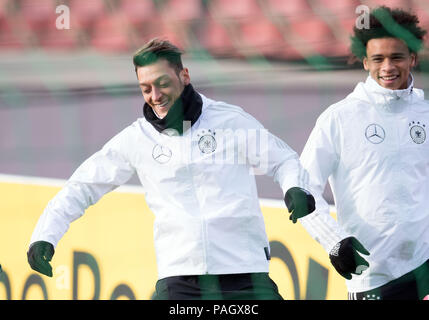 Berlin, Allemagne. 05Th Nov, 2017. Le soccer, l'équipe allemande lors de la session de formation Friedrich-Ludwig Jahnstadion. Mesut Özil (l) et Leroy Sané en action. Credit : Soeren Stache/dpa/Alamy Live News Banque D'Images