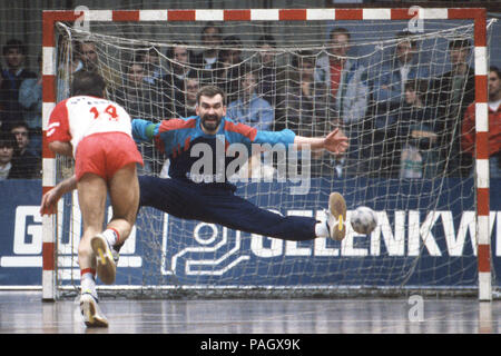 Augsburg, Allemagne. 19 juillet, 2018. Andreas Thiel, Allemagne, gardien de Handball, goalhueter, VfL Gummersbach, Action, Parade, 15.02.1991 - dans le monde de l'utilisation | Credit : dpa/Alamy Live News Banque D'Images