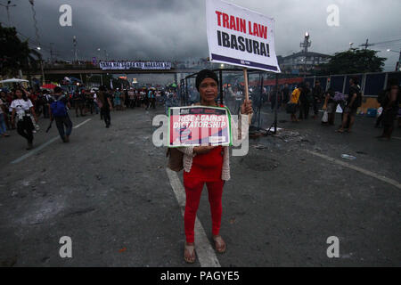 Manille, Philippines. 23 juillet, 2018. Différents groupes sur la numérotation des milliers, dépêche de Commonwealth Avenue dans la ville de Quezon comme ils leur dégoût de l'air pendant la 3ème Duterte Président l'état de la Nation à la Chambre des Représentants. Crédit : J Gerard Seguia/ZUMA/Alamy Fil Live News Banque D'Images