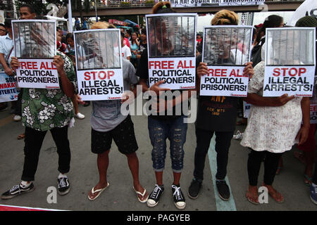 Manille, Philippines. 23 juillet, 2018. Différents groupes sur la numérotation des milliers, dépêche de Commonwealth Avenue dans la ville de Quezon comme ils leur dégoût de l'air pendant la 3ème Duterte Président l'état de la Nation à la Chambre des Représentants. Crédit : J Gerard Seguia/ZUMA/Alamy Fil Live News Banque D'Images